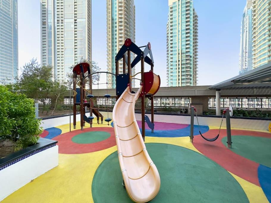 Appartement Luxury 3br In Downtown With Pool, Fitness, Patio Dubai