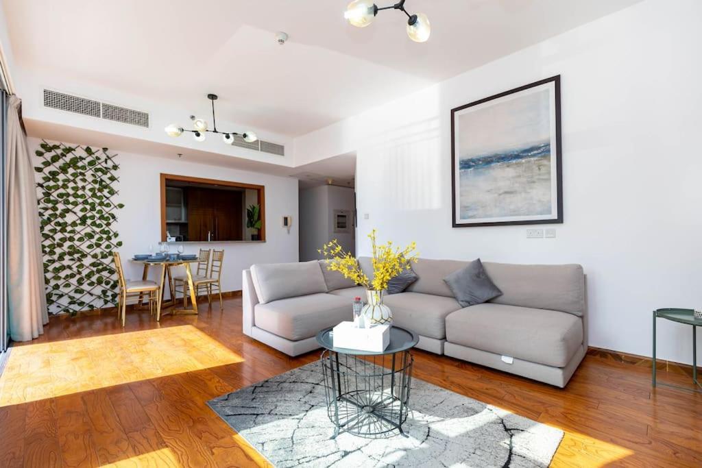 Apartment Luxury 3br In Downtown With Pool, Fitness, Patio Dubai