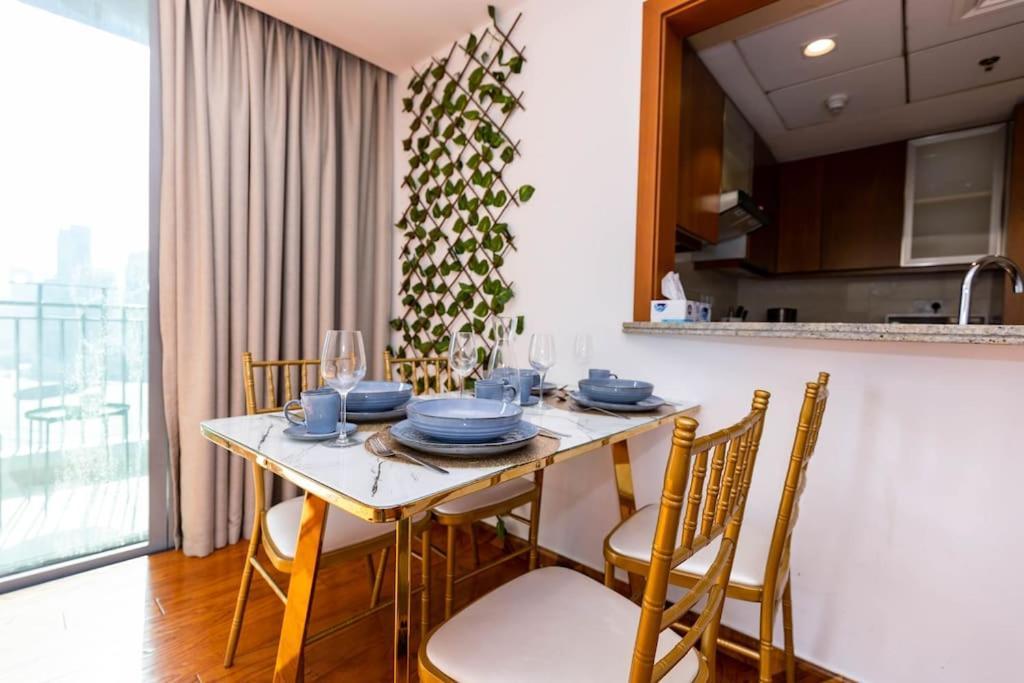 Luxury 3br In Downtown With Pool, Fitness, Patio Dubai