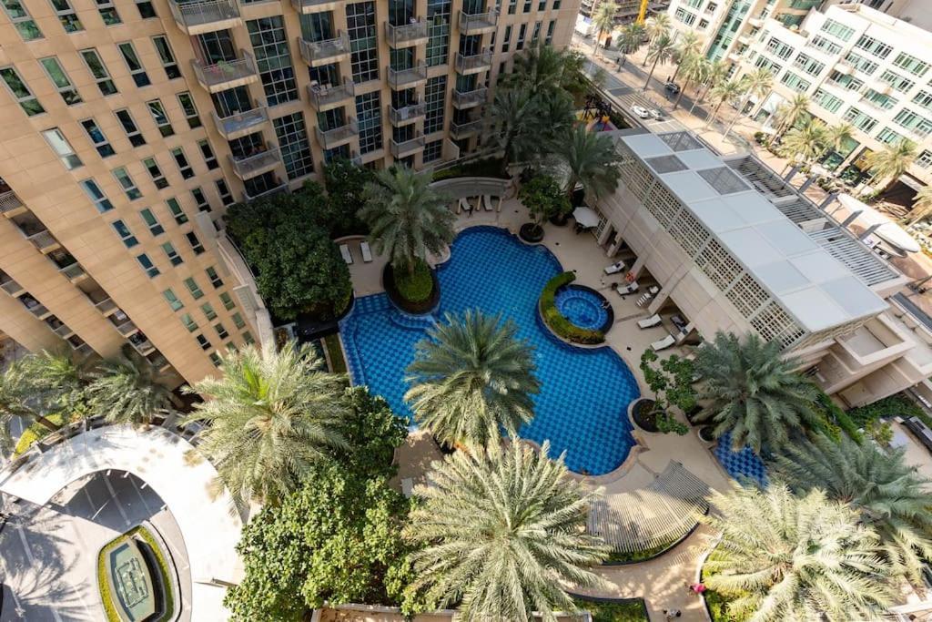 Luxury 3br In Downtown With Pool, Fitness, Patio Dubai