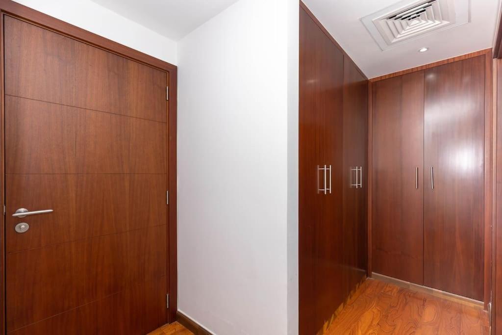 Luxury 3br In Downtown With Pool, Fitness, Patio Dubai