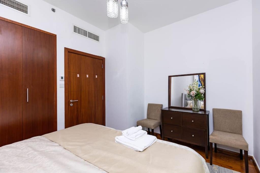 Luxury 3br In Downtown With Pool, Fitness, Patio Dubai